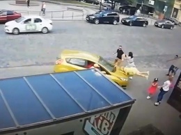 Во Львове дважды сбили пешехода на остановке