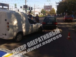 В Днепре на Рабочей Lanos столкнулся с Volkswagen: видео момента аварии