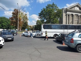Две аварии подряд на одном перекрестке: в Харькове столкнулись три легковые машины и автобус, - ФОТО