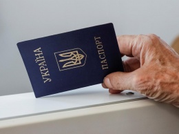 Правительство предлагает поэтапную замену украинского паспорта в форме книжечки на карту