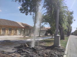 В центре Мариуполя рабочие случайно вырыли трехметровый фонтан, - ФОТО, ВИДЕО