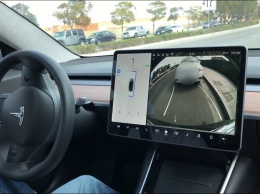 Блогер показал, как парковочный автопилот Tesla сходит с ума на парковке (ВИДЕО)