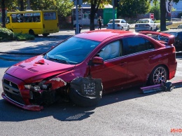 В Днепре на проспекте Гагарина Mitsubishi зацепил Volkswagen, вылетел на тротуар и врезался в светофор