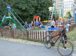 Команда «ОП-ЗА ЖИЗНЬ» провела субботник на детской площадке по ул. Кедрина, 47 (ФОТОРЕПОРТАЖ)