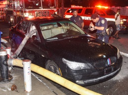 Пожарные разбили стекла BMW, чтобы протянуть шланг (фото)