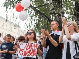 Возле СИЗО белорусы поздравляют Тихановского