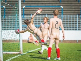 В Германии футбольные команды провели матч голыми (фото 18+)