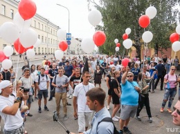 Белорусы с шариками пришли под СИЗО поздравить мужа Тихановской с днем рождения. Фото