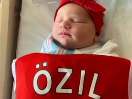 Болельщик назвал дочь в честь Месута Озила после сделки с футболистом в Twitter