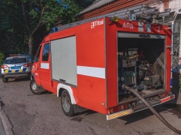В Днепре на Щепкина горел дом: пожарные вывели мужчину из огня