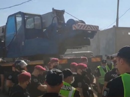 В Киеве спецназ пытается попасть на незаконный склад