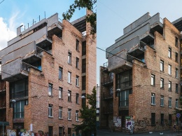 Срочно ремонт: у культового здания в центре Киева обвалились верхние балконы
