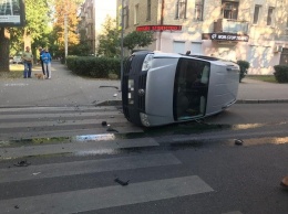 В центре Харькова столкнулись два авто: "Volkswagen" дважды перевернулся, - ФОТО