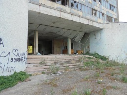 В центре оккупированного Луганска продолжает разрушаться опасное 12-этажное здание бывшего института