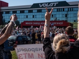 Лукашенко пообещал «разобраться» с митингующими у заводов