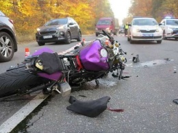 В Киеве патрульный автомобиль поехал на красный свет и сбил мотоциклиста