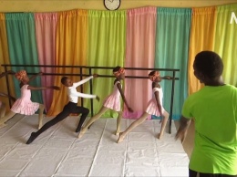 Нигерийский мальчик покорил мир балетным танцем под дождем (видео)