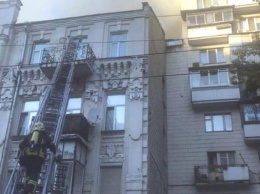 Крупный пожар в Киеве - горит крыша многоэтажки (ФОТО, ВИДЕО)