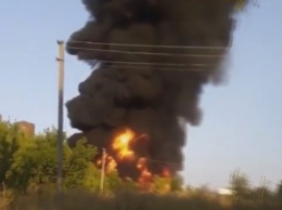 Под Харьковом масштабный пожар на предприятии, где раньше производили резиновые галоши