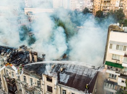 Уникальные кадры с высоты масштабного пожара на крыше дома в центре Киева