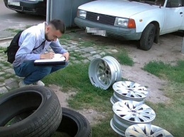 Юный сотрудник склада в Киеве вынес из цеха сотни шин и продал их. Фото