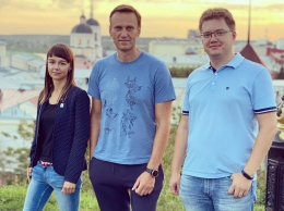 "Сейчас Алексей без сознания". В команде Навального заявили, что его отравили