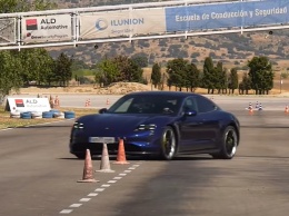 Porsche Taycan справился с «лосиным тестом» (видео)