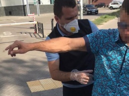 В Киеве на взятках задержали одного из руководителей жилищно-коммунального управления Подольской РГА и его сообщника