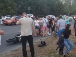 В Одессе мотоцикл на скорости снес женщину с детьми - очевидцы едва не устроили самосуд (фото, видео)