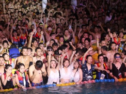 Пока весь мир на карантине, в Ухане провели многотысячную пляжную вечеринку (фото)