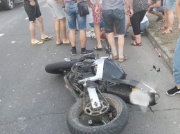 В Одессе мотоциклист сбил женщину с детьми