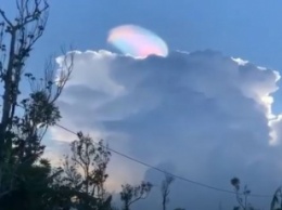 Женщина заметила в небе невероятное явление - видео "радужного облака" удивило многих (видео)