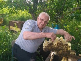 Как пасечник с 60-летним опытом развивает пчеловодство на Луганщине