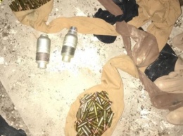 Пограничники Луганского отряда в районе ООС обнаружили тайник с боеприпасами