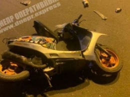 В Днепре на Передовой двое несовершеннолетних парней на скутере врезались в Daewoo: 15-летнего водителя забрала скорая (фото)