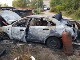 Под Харьковом загорелся автомобиль: огонь перебросился на постройки (фото)