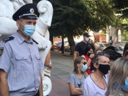 В Черновцах пикетируют ОГА с требованием не усиливать карантин