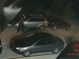 В Приднепровске мужчина бил машины по ночам: подозреваемого задержали