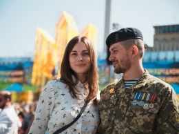 Социологи: почти 80% украинцев не доверяют Раде, четверь - не доверяют ВСУ
