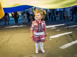 Стало известно, сколько молодых людей не связывают свое будущее с Украиной