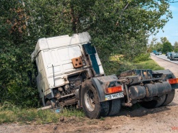 В Днепре на Гаванской тягач вылетел в кювет