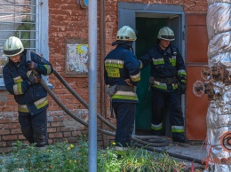 В Днепре пожар в квартире отрезал жильцам дома выход на улицу: женщину эвакуировали по лестнице
