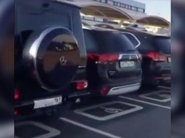 В аэропорту Платов засняли люксовые машины на парковке для инвалидов