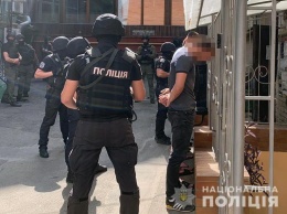 В центре Киева по подозрению в незаконном хранении оружия задержали шестерых человек (фото)