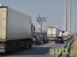Возле Одессы автомобили застряли в серьезной пробке, видео