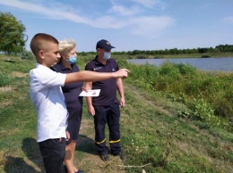 ГСЧС-ники Приморского района наградили 14-летнего героя, который спас рыбака