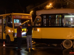 В Днепре возле вокзала столкнулись трамвай и автобус: двух пассажиров увезли скорые