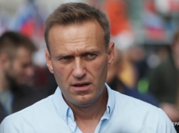 Навального вывезли из больницы Омска в аэропорт