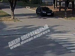 В Днепре на Титова автохам регулярно паркуется на пешеходной аллее: видео момента