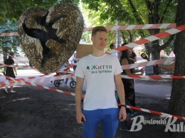 В Киеве открыли арт-объект из окурков (фото)